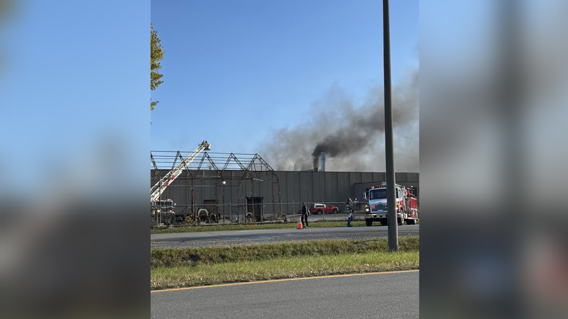 L'usine de Canadoil à Bécancour, lors d'un incendie de la bâtisse le 18 octobre 2024.