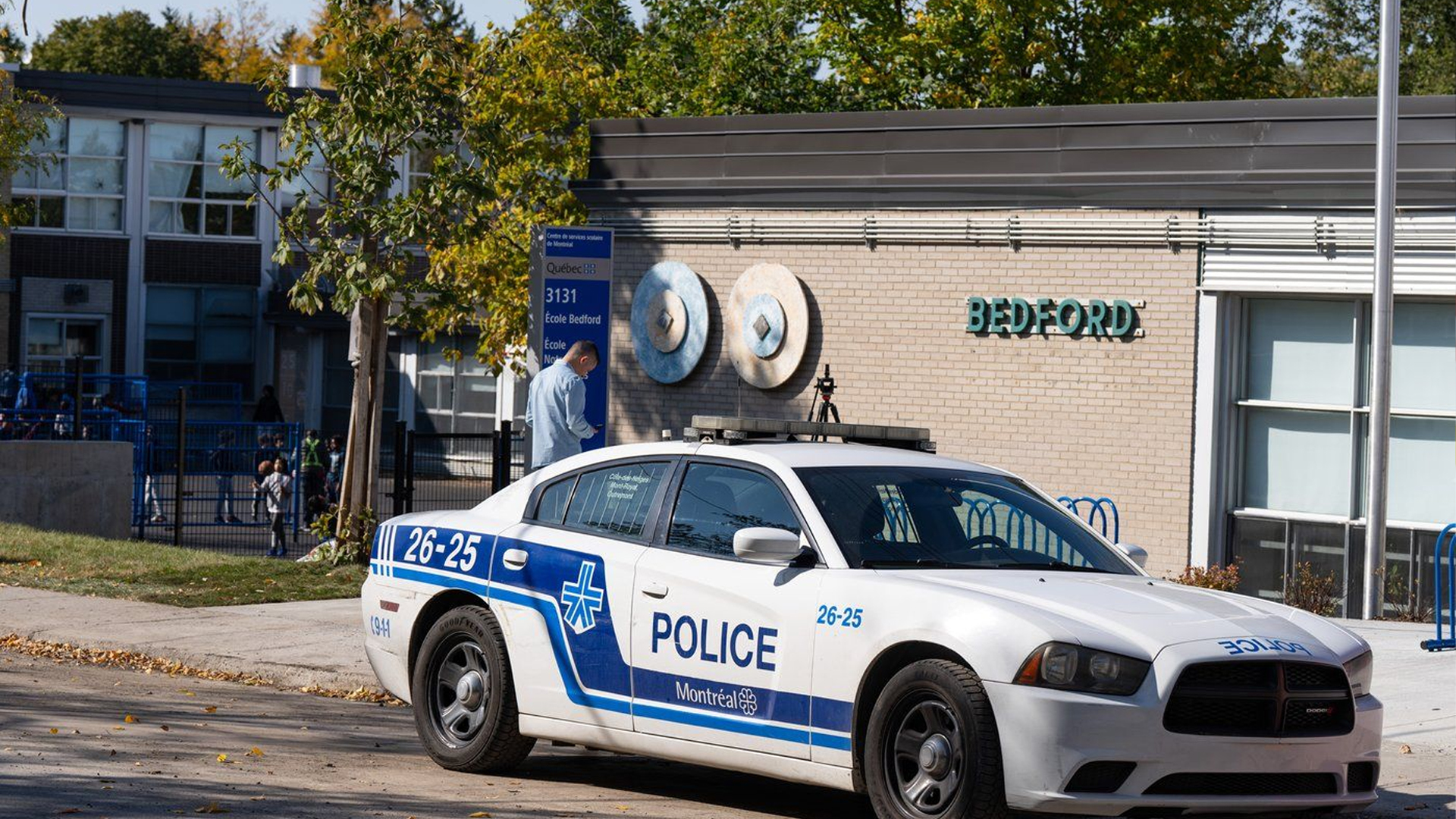 Une voiture de police est stationnée devant l'école primaire Bedford, à Montréal, le vendredi 11 octobre 2024. Onze enseignants de l’école Bedford ont été suspendus à la demande de la directrice générale du Centre de service scolaire de Montréal, qui en a fait l’annonce samedi soir dans un communiqué.