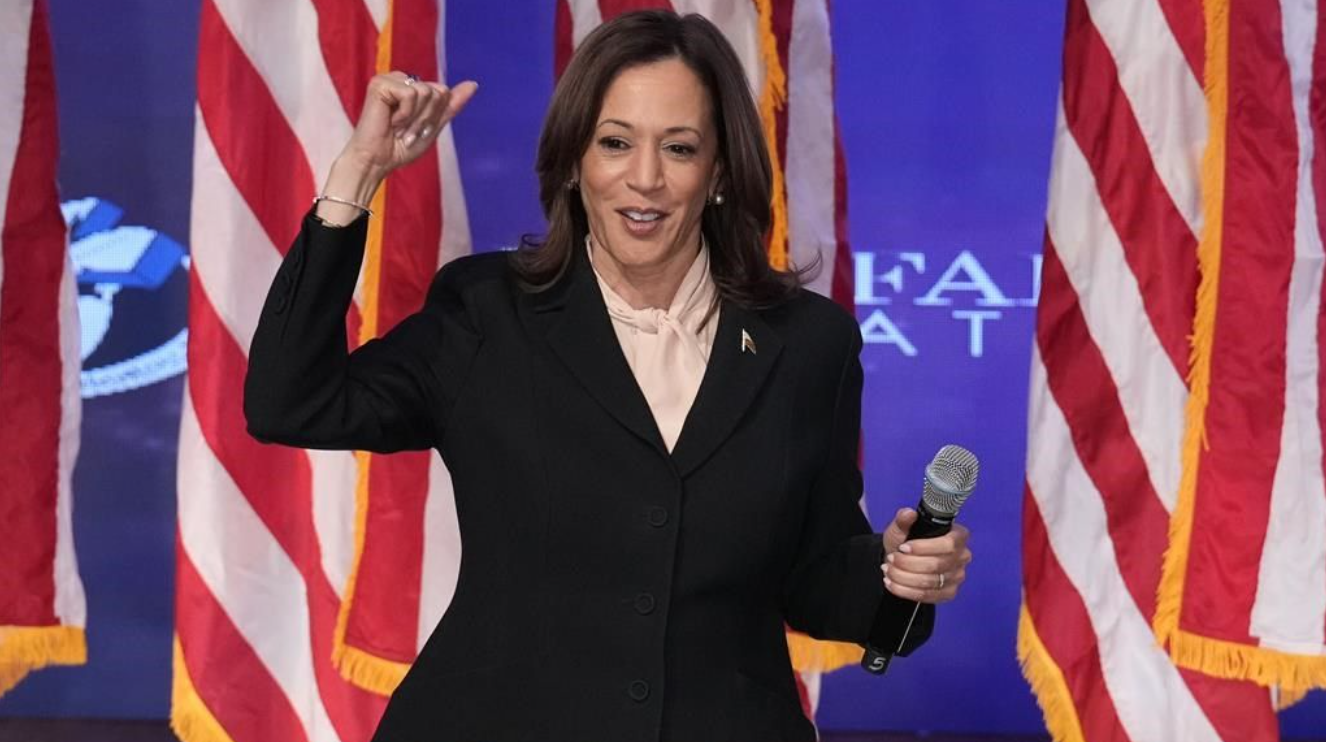 La vice-présidente Kamala Harris, candidate démocrate à la présidence, lors d'un service religieux et d'un événement de vote par anticipation au «Divine Faith Ministries International», le dimanche 20 octobre 2024, à Jonesboro, en Géorgie. 