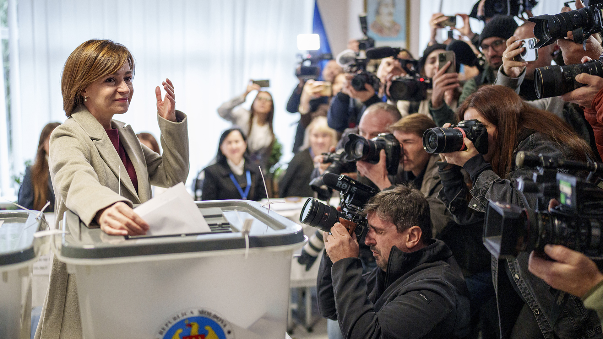 La présidente moldave, Maïa Sandu, se prépare à voter, à Chisinau, en Moldavie, le dimanche 20 octobre 2024, lors d'une élection présidentielle et d'un référendum 