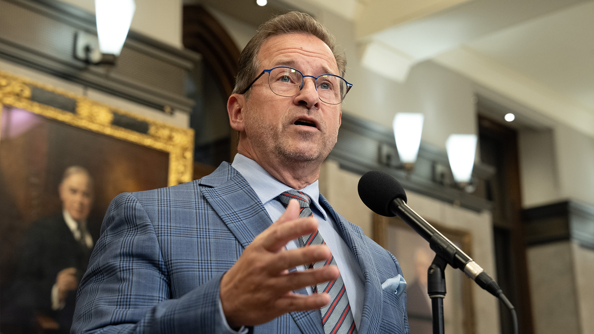 Le chef du Bloc québécois, Yves-François Blanchet, s'adresse aux journalistes avant la période des questions, à Ottawa, le mardi 22 octobre 2024. 