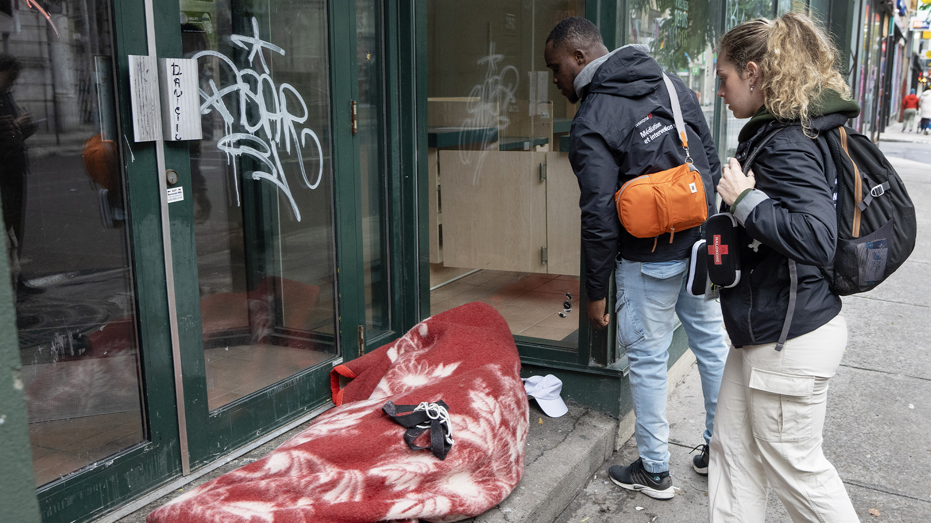 Wolf et Rosalie, membres de l'ÉMMIS font leur tournée. Émmis agit dans l’espace public pour répondre à des enjeux de cohabitation, d’incivilité, de détresse touchant les personnes en situation de vulnérabilité le 23 octobre 2023, à Montréal. 