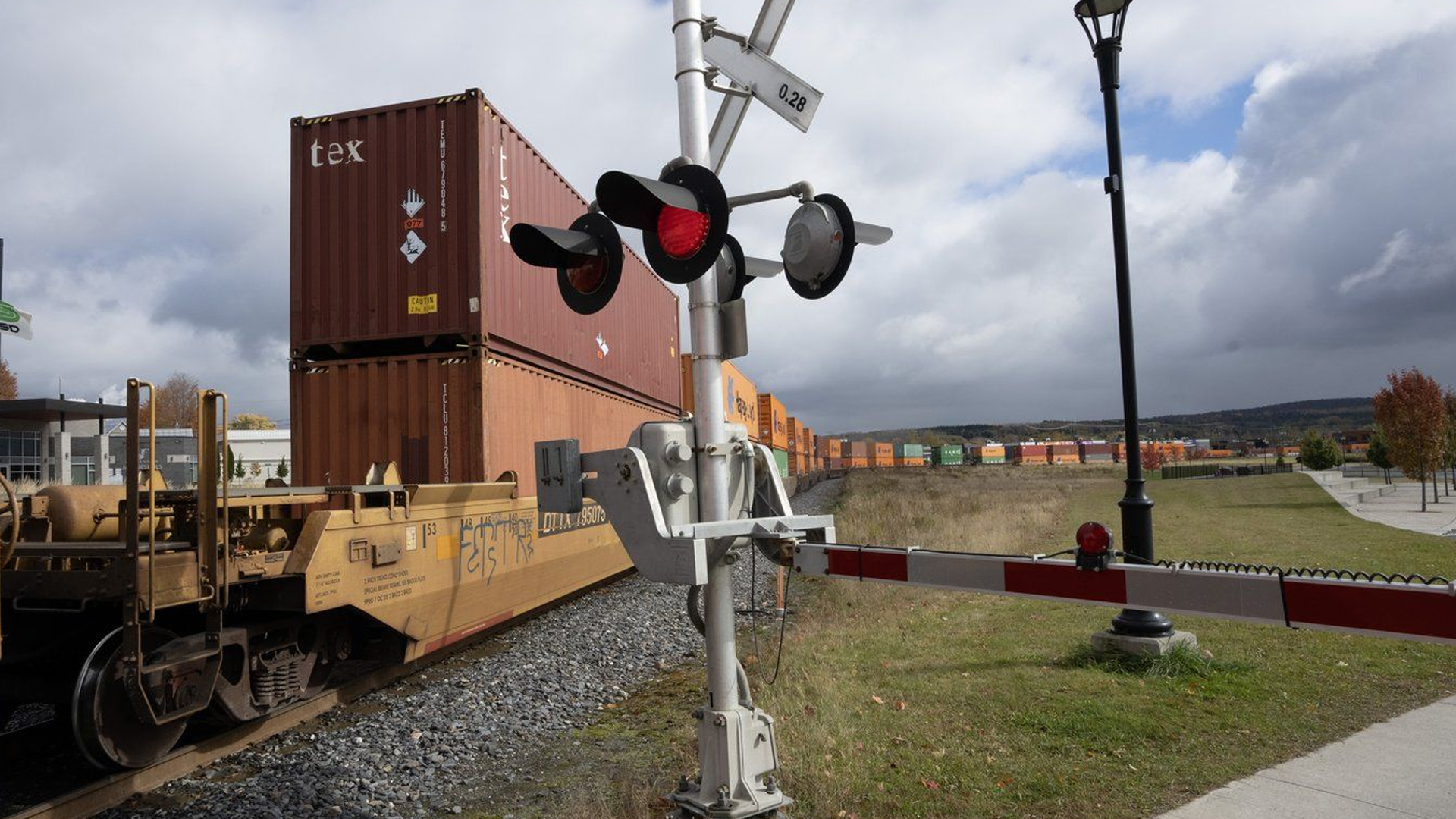 Un train traverse la ville de Lac-Mégantic. Photo prise le 16 octobre 2024. 