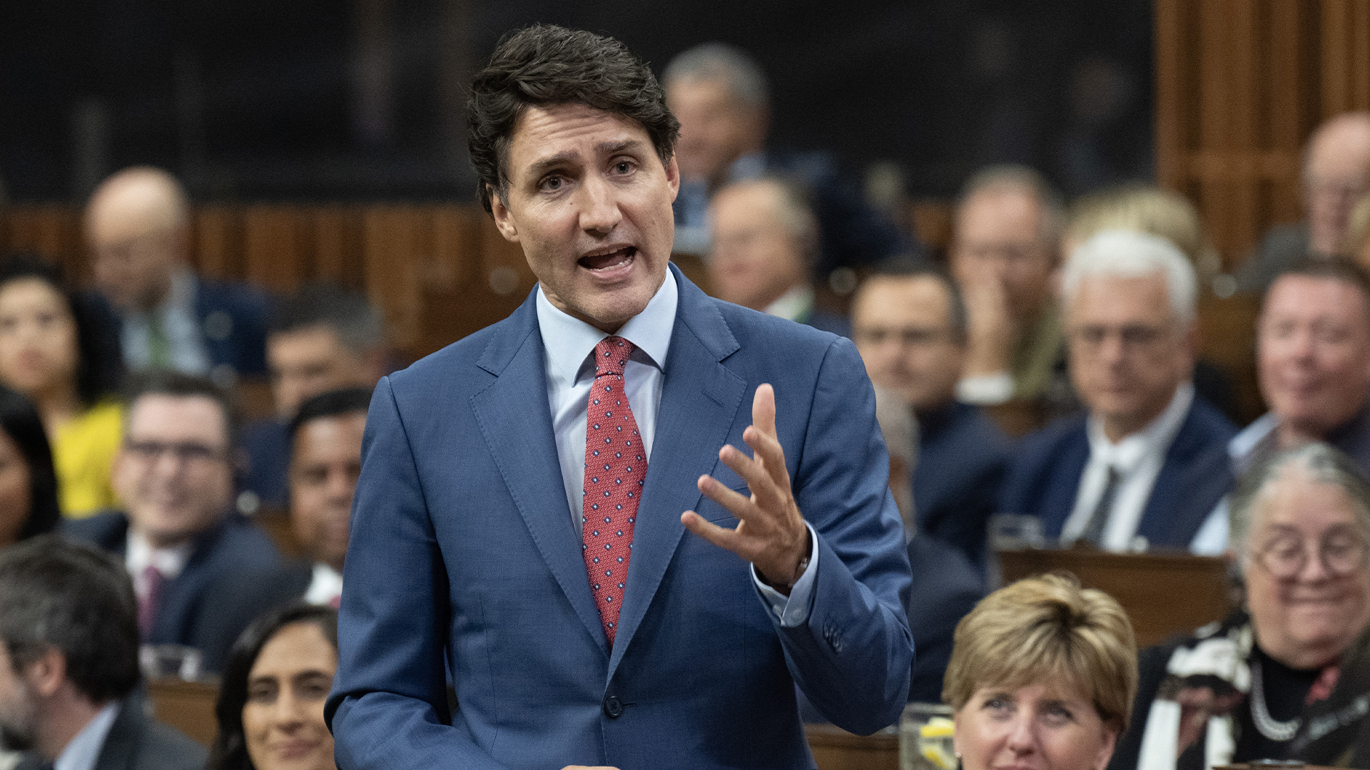 Le premier ministre Justin Trudeau se lève pour répondre aux questions de l'opposition pendant la période des questions, à Ottawa, le 23 octobre.