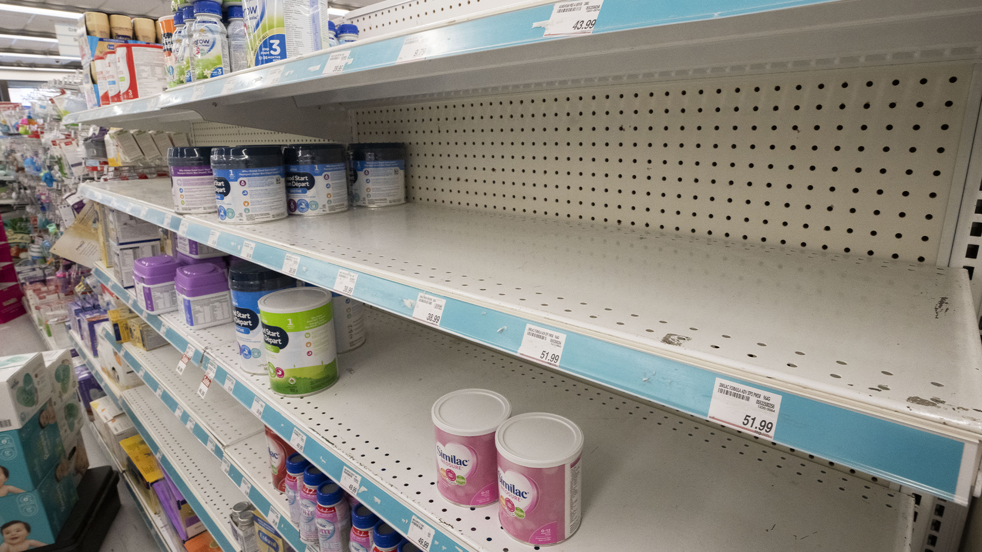 Des pénuries de plusieurs marques populaires de lait maternisé sont visibles sur les étagères d'une pharmacie, le lundi 16 mai 2022 à Montréal.