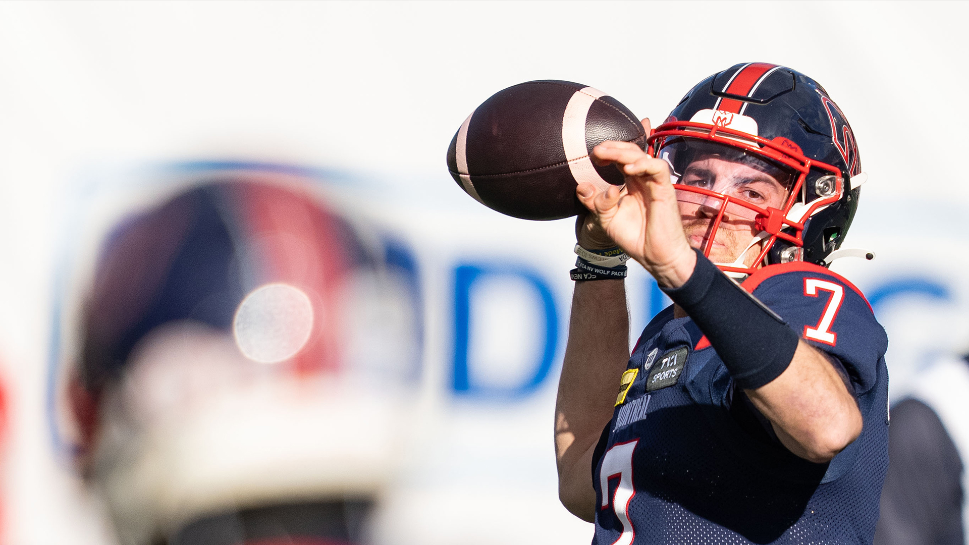 Le quart-arrière des Alouettes de Montréal, Cody Fajardo (7), lance à son receveur contre les Blue Bombers de Winnipeg pendant la première moitié de l'action de football de la LCF à Montréal, le samedi 26 octobre 2024.