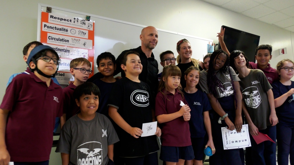 Steve Bégin s'adresse à des élèves de l'école primaire Lucien-Guilbault, partageant son expérience de la dyslexie et les encourageant à poursuivre leurs rêves.