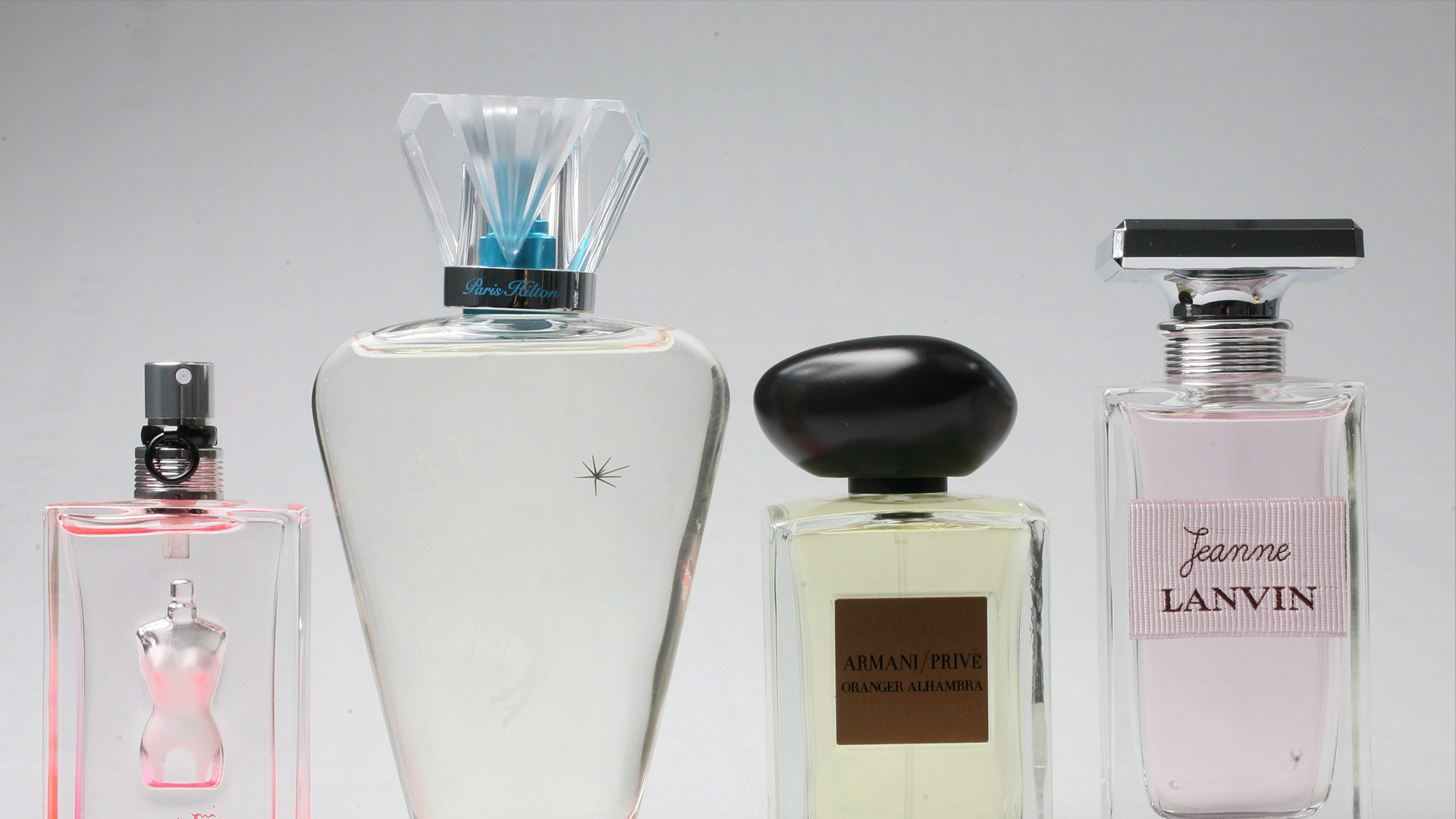 Des bouteilles de parfum et d'eau de Cologne sont présentées mercredi 15 octobre 2008 à New York. De gauche à droite, on peut voir le parfum MaDame de Jean Paul Gaultier, Fairy Dust de Paris Hilton, Oranger Alhambra d'Armani Prive et Jeanne Lanvin.