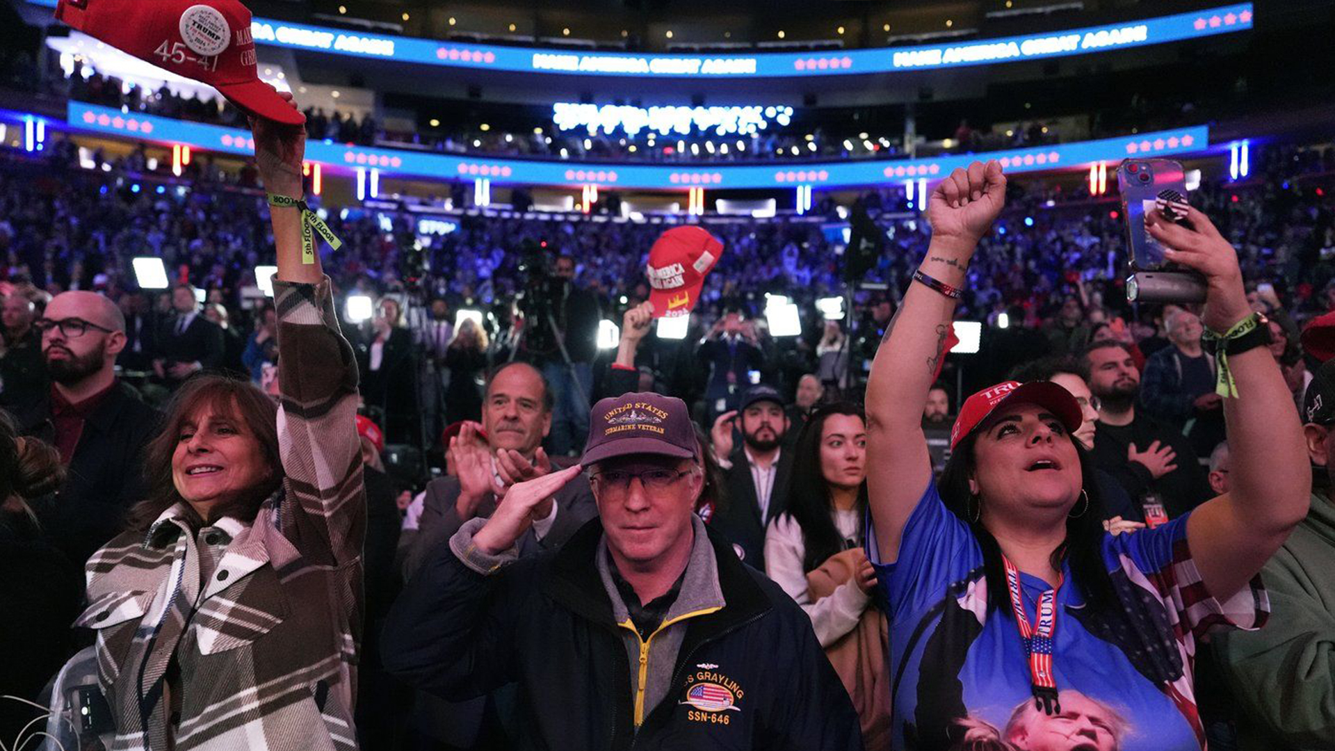 Les participants applaudissent lors d'un rassemblement de campagne pour le candidat républicain à la présidence, l'ancien président Donald Trump, au Madison Square Garden, le dimanche 27 octobre 2024, à New York.