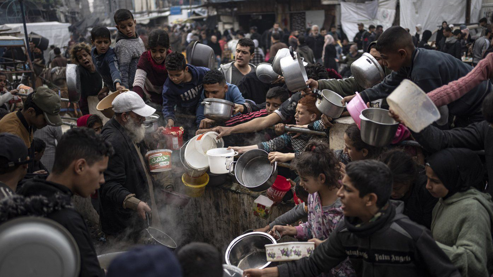 Des Palestiniens font la queue pour un repas à Rafah, dans la bande de Gaza, le jeudi 21 décembre 2023. Israël menace de restreindre considérablement le travail de l'UNRWA, qui distribue de l'aide humanitaire aux Palestiniens.