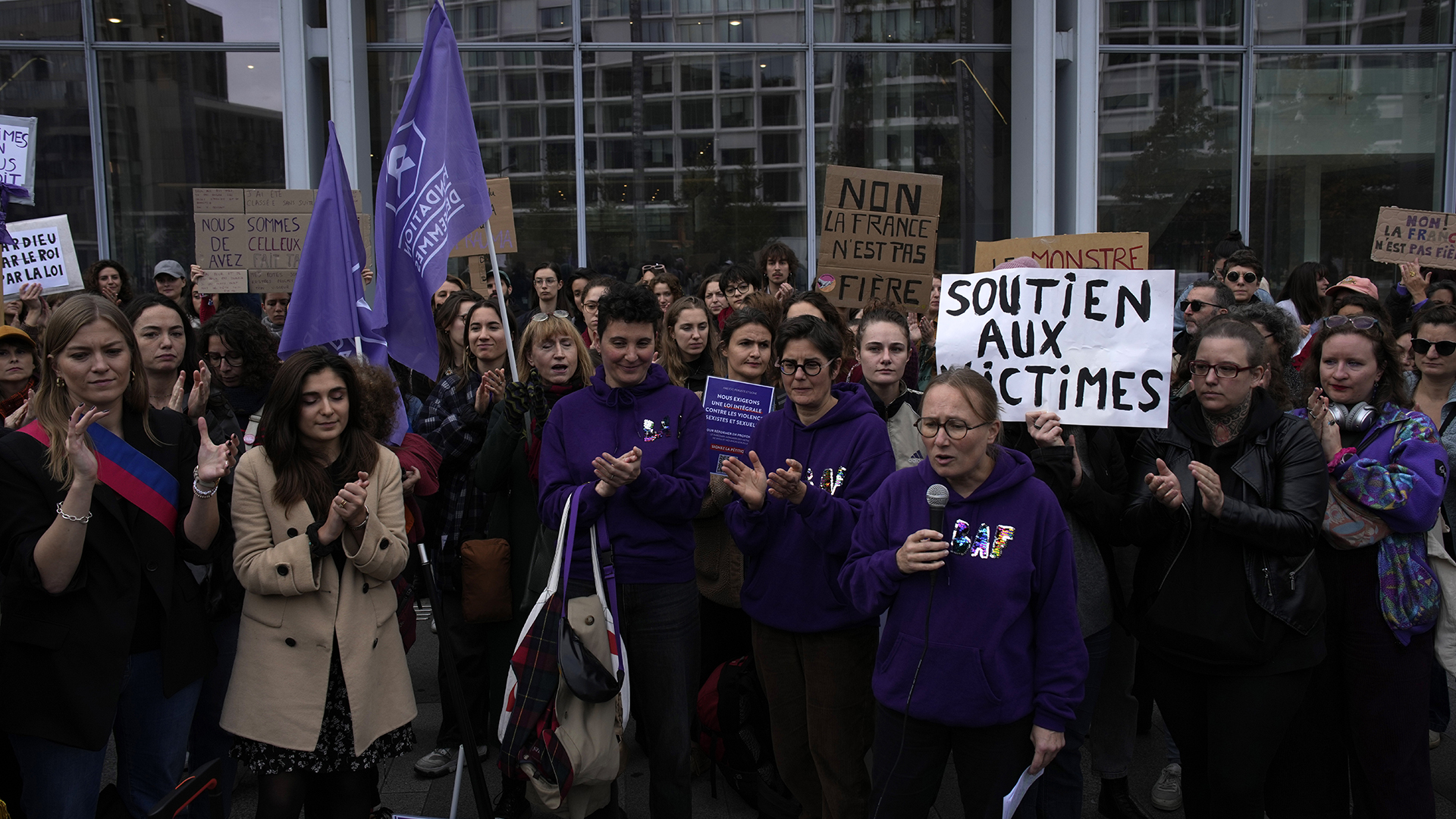 Des militantes des droits des femmes manifestent devant le palais de justice de Paris en marge du procès de l'acteur français Gérard Depardieu, jugé pour des agressions sexuelles présumées, le lundi 28 octobre 2024 à Paris. 