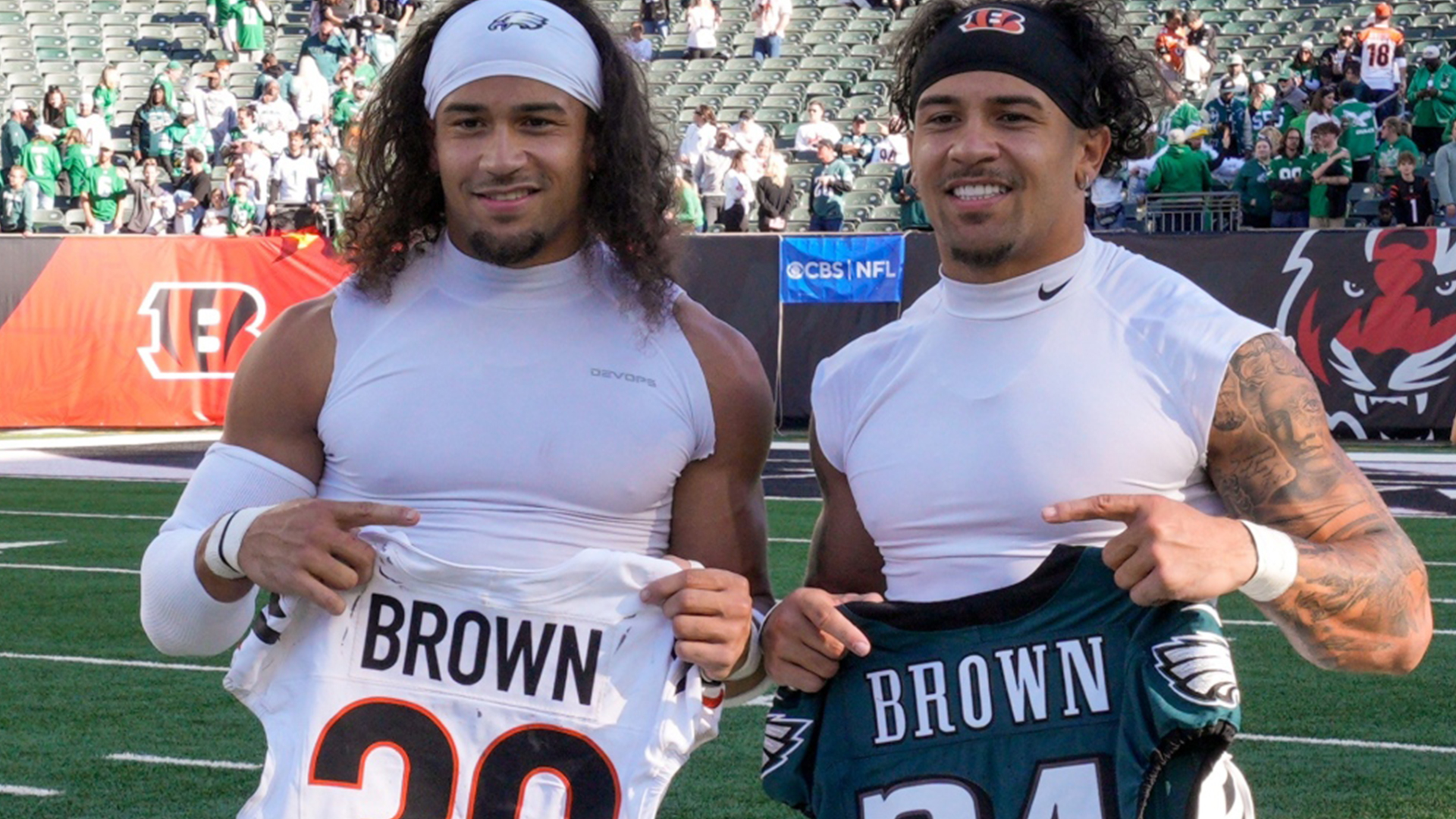 Les frères jumeaux Sydney Brown et Chase Brown posent pour les photographes après un match de football de la NFL, le 27 octobre 2024.