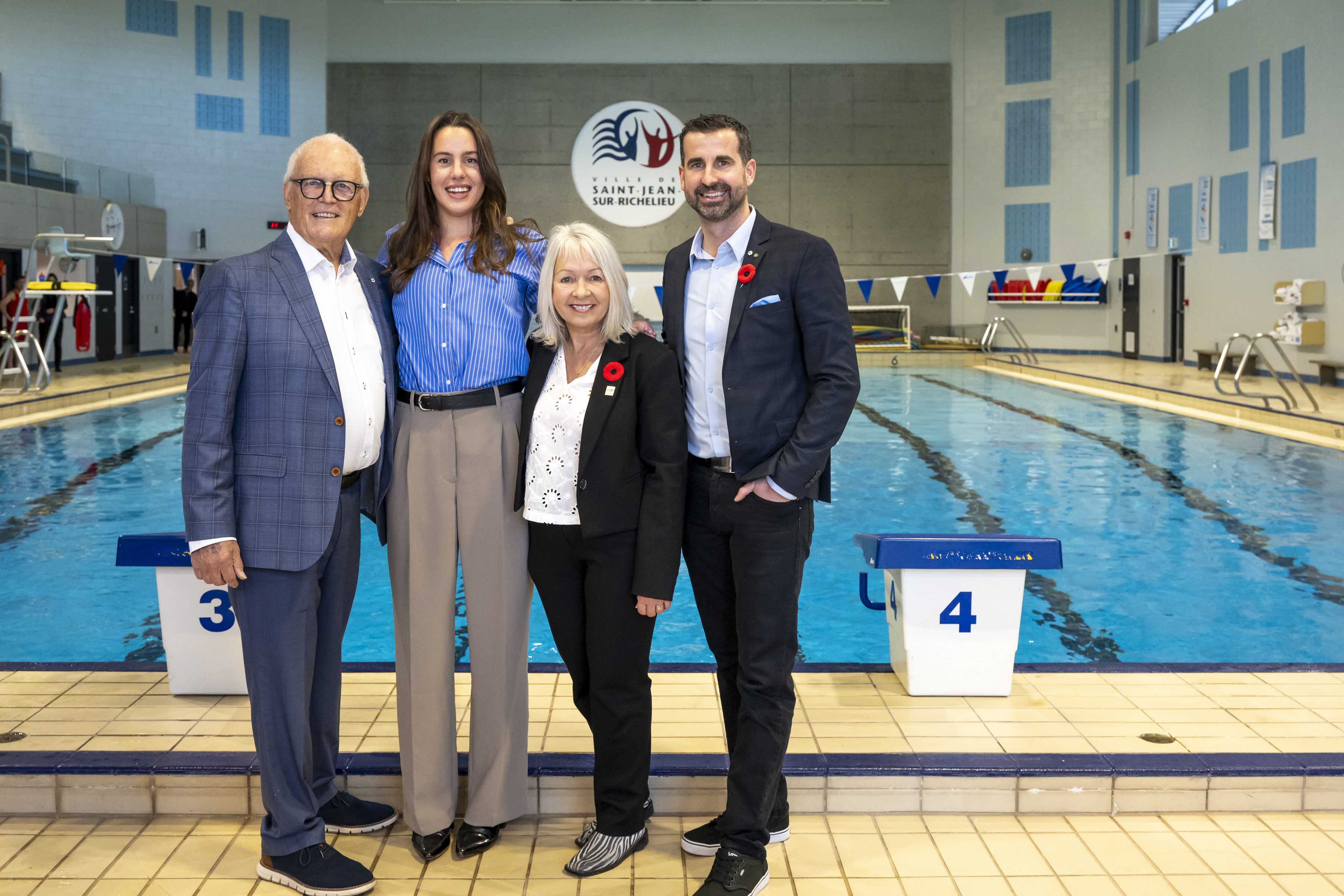 Claude Raymond, président honoraire du Fonds Claude Raymond, Aurélie Rivard, la mairesse de St-Jean Andrée Bouchard et l'ex-paralympien et analyste Benoit Huot