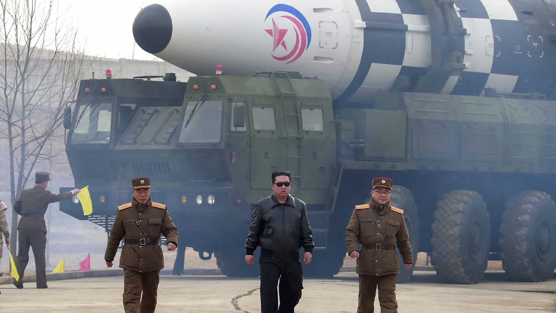 Sur cette photo diffusée par le gouvernement nord-coréen, le dirigeant nord-coréen Kim Jong Un, au centre, marche près de ce qui est considéré comme un missile balistique intercontinental (ICBM) Hwasong-17 sur le lanceur, dans un lieu non divulgué en Corée du Nord, le 24 mars 2022. 