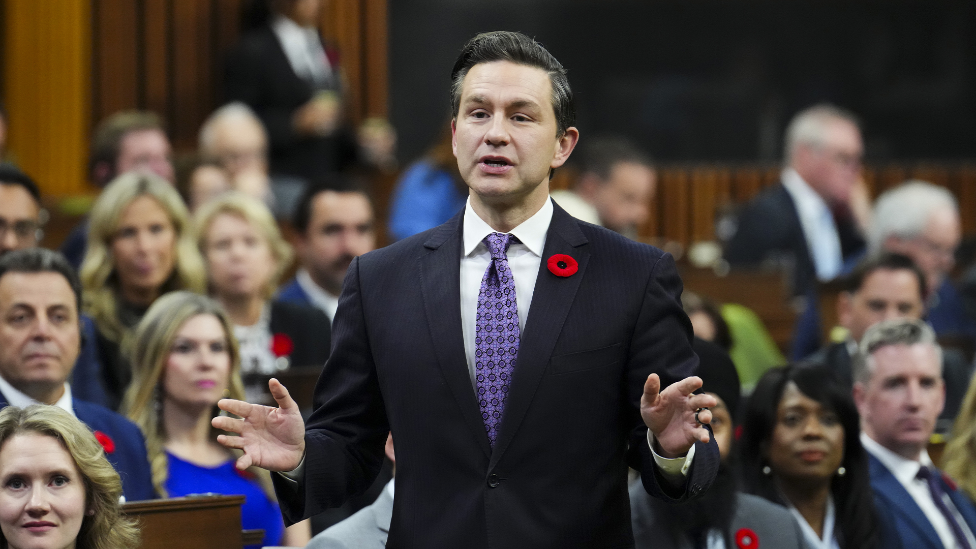 Le chef conservateur Pierre Poilievre se lève pendant la période des questions à la Chambre des communes sur la Colline du Parlement à Ottawa, le mercredi 30 octobre 2023.