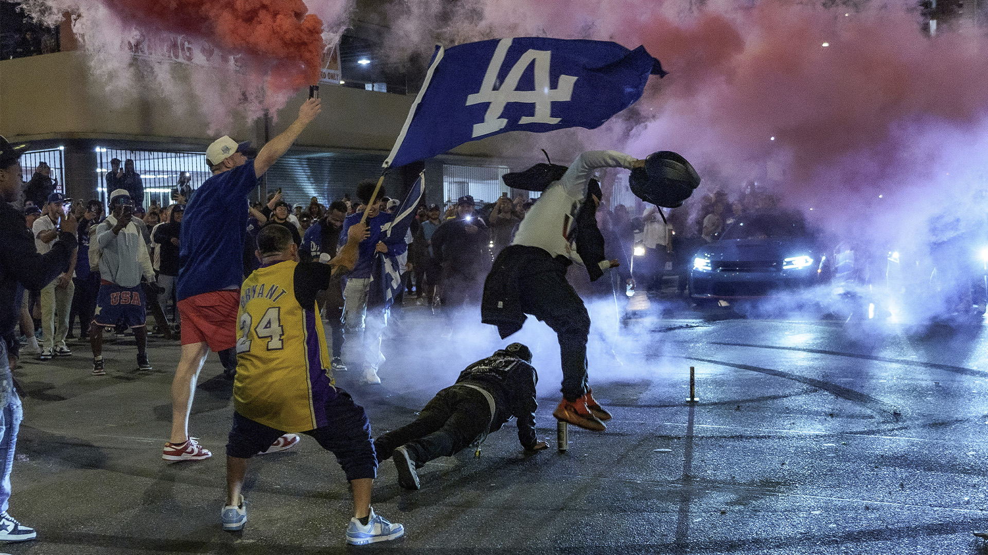 Des fans célèbrent dans les rues après la victoire des Dodgers de Los Angeles contre les Yankees de New York dans les World Series de baseball, mercredi 30 octobre 2024, à Los Angeles. 