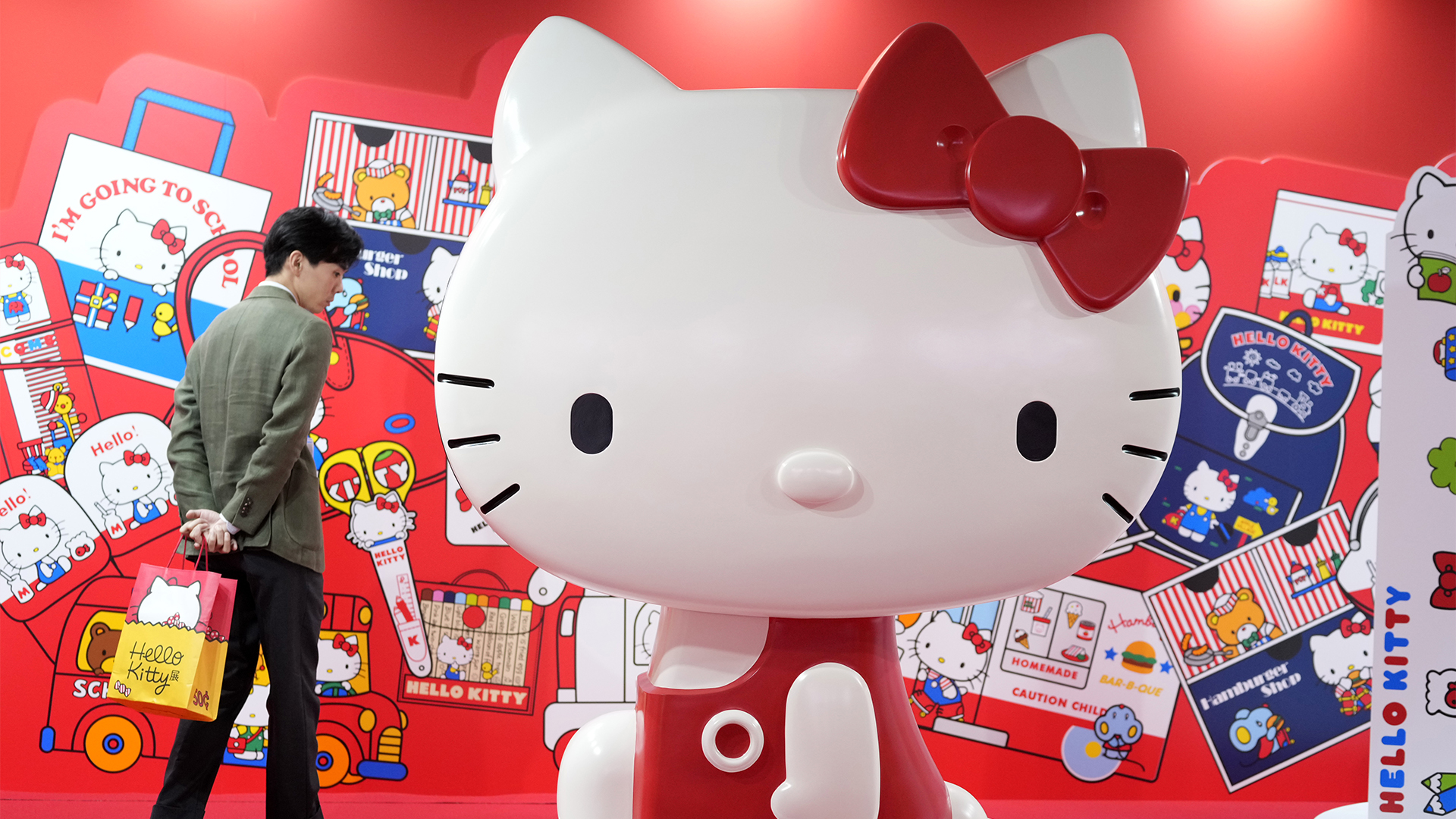 Un visiteur regarde l'affichage géant d'Hello Kitty à l'exposition marquant le 50e anniversaire du personnage au Musée national de Tokyo, le mercredi 30 octobre 2024. 