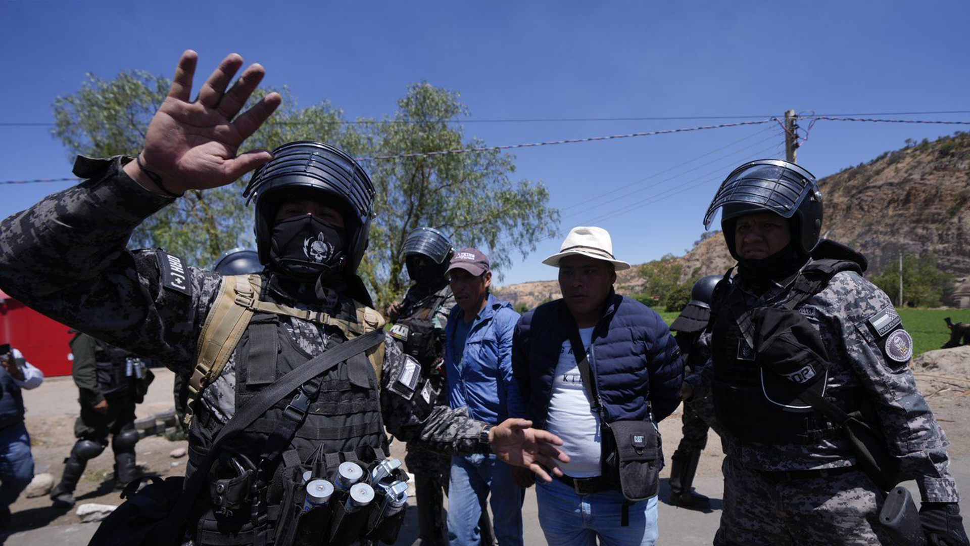 La police arrête des partisans de l'ancien président Evo Morales qui bloquaient les routes pour empêcher Morales de faire l'objet d'une enquête criminelle pour des allégations d'abus sur mineur pendant son mandat, à Parotani, en Bolivie, le vendredi 1er novembre 2024.