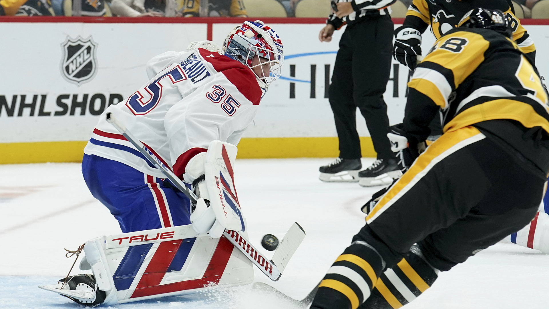 Le gardien de but des Canadiens de Montréal, Sam Montembeault (35), tente de faire un arrêt contre Valtteri Puustinen des Penguins de Pittsburgh, à droite, pendant la deuxième période d'un match de hockey de la LNH, le samedi 2 novembre 2024, à Pittsburgh.