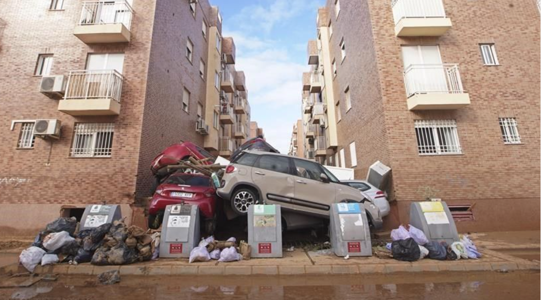 Des voitures entassées bloquent une rue après des inondations à Massanassa, juste à l'extérieur de Valence, en Espagne, le samedi 2 novembre 2024. 