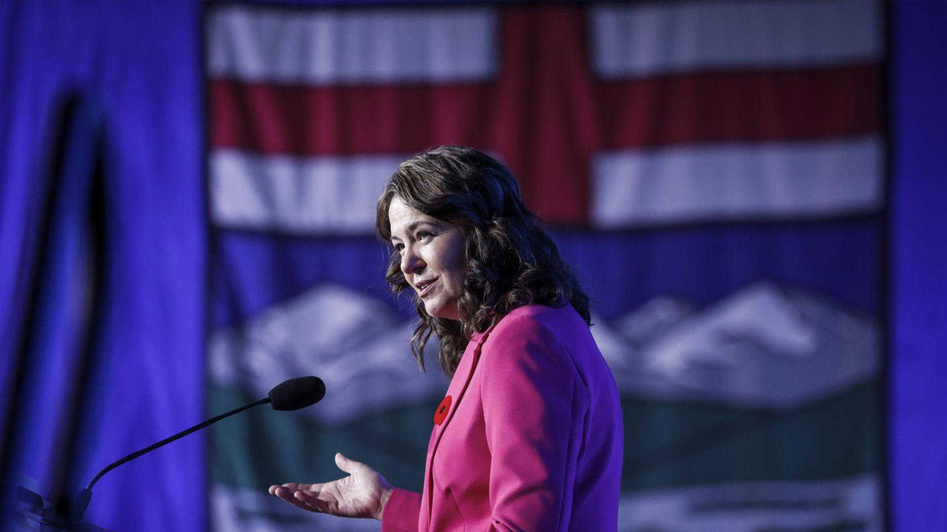 La cheffe du Parti conservateur uni, Danielle Smith, s'adresse aux membres du parti lors de leur assemblée annuelle à Red Deer, en Alberta, le samedi 2 novembre 2024.