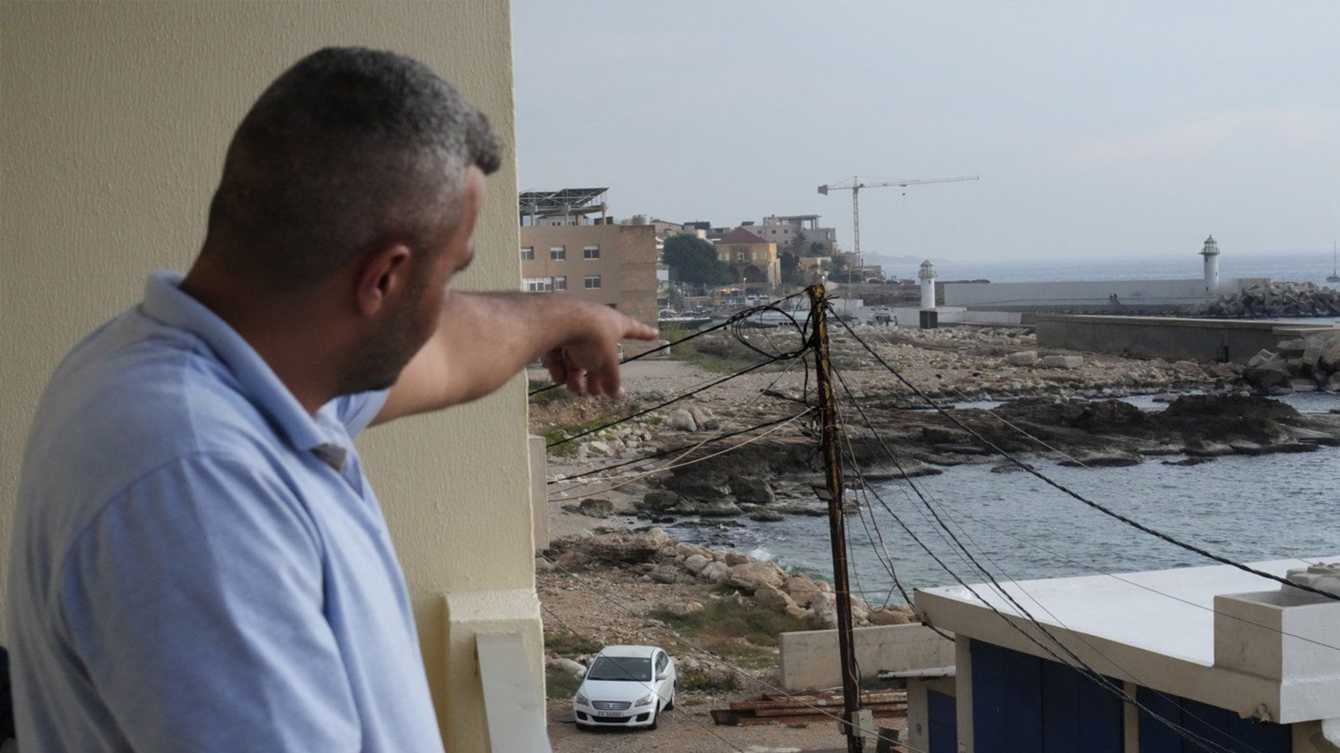 Un Libanais montre la plage de Batroun, au nord du Liban, le samedi 2 novembre 2024, où les autorités libanaises affirment qu'un groupe d'hommes armés a débarqué sur une côte au nord de Beyrouth et a enlevé le capitaine d'un navire et qu'elles enquêtent pour savoir si Israël est impliqué.