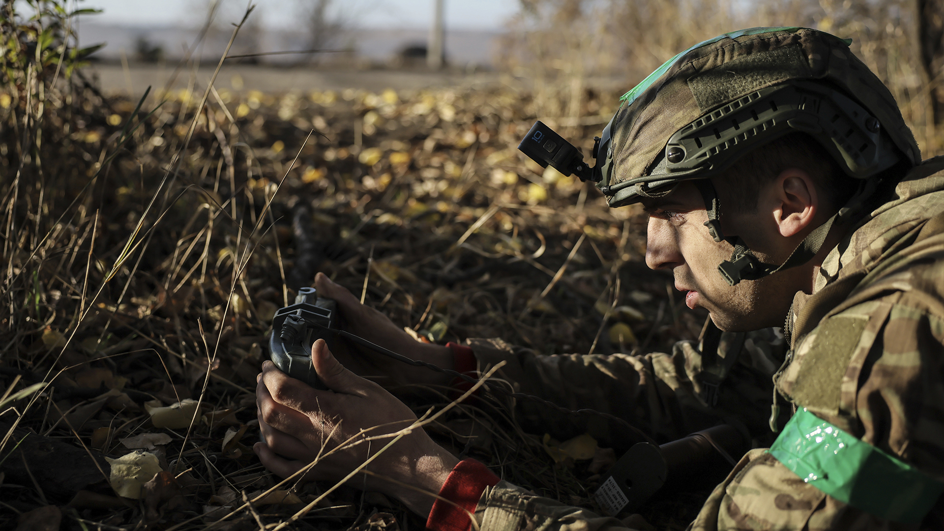 Sur cette photo fournie par le service de presse de la 24e brigade mécanisée ukrainienne, un soldat de la 24e brigade mécanisée installe des mines terrestres et des obstacles non explosifs le long de la ligne de front près de la ville de Chasiv Yar dans la région de Donetsk, en Ukraine, le mercredi 30 octobre 2024.