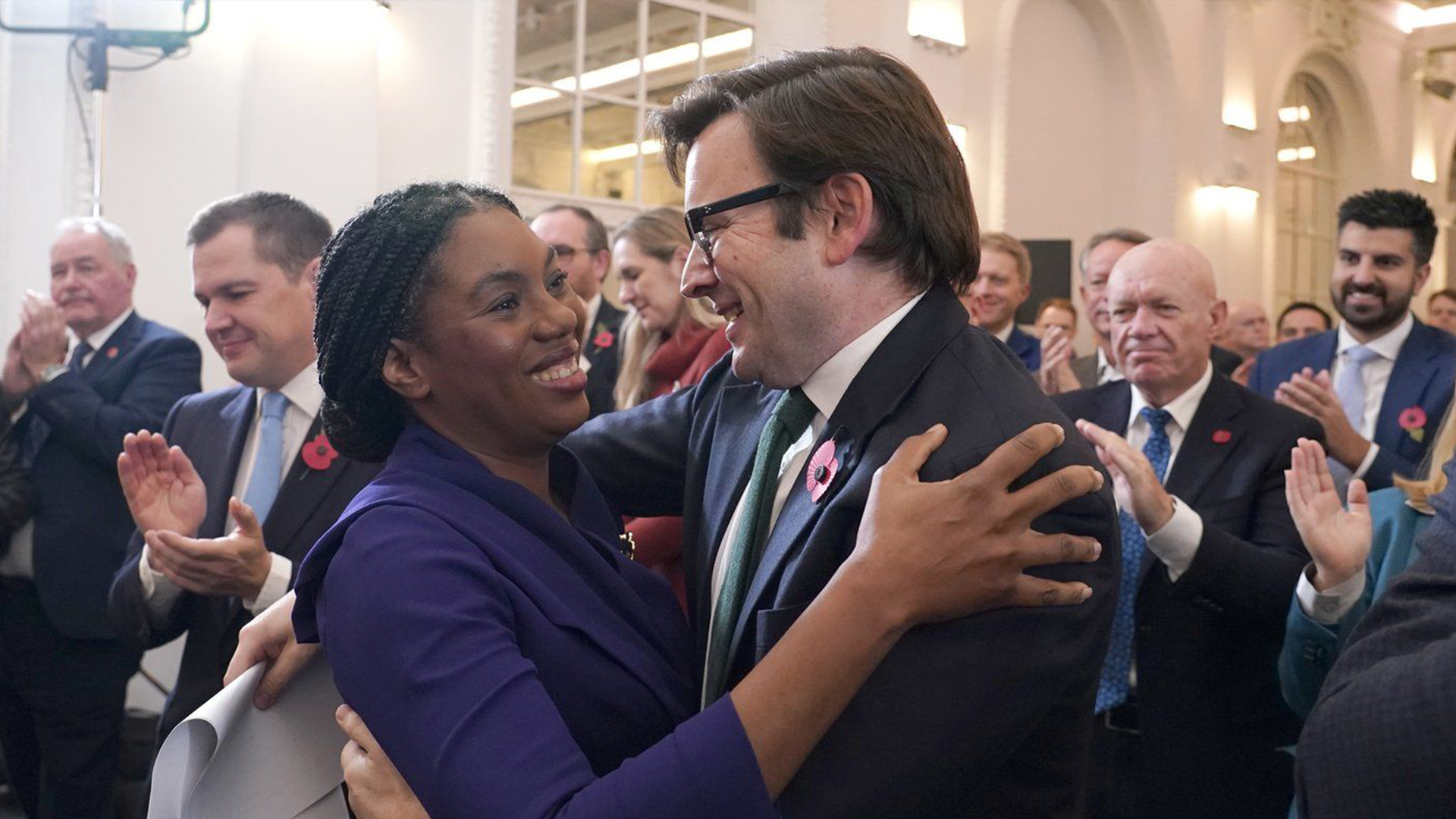 La députée britannique Kemi Badenoch, à gauche, embrasse son mari Hamish Badenoch après avoir été élue nouvelle cheffe du Parti conservateur d'opposition, à Londres, le samedi 2 novembre 2024.