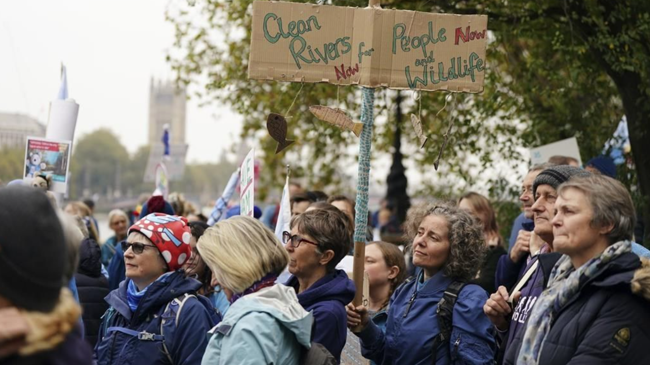 Des milliers de personnes ont manifesté à Londres le 3 novembre 2024 pour exiger le nettoyage des cours d'eau britanniques pollués par les eaux usées. 