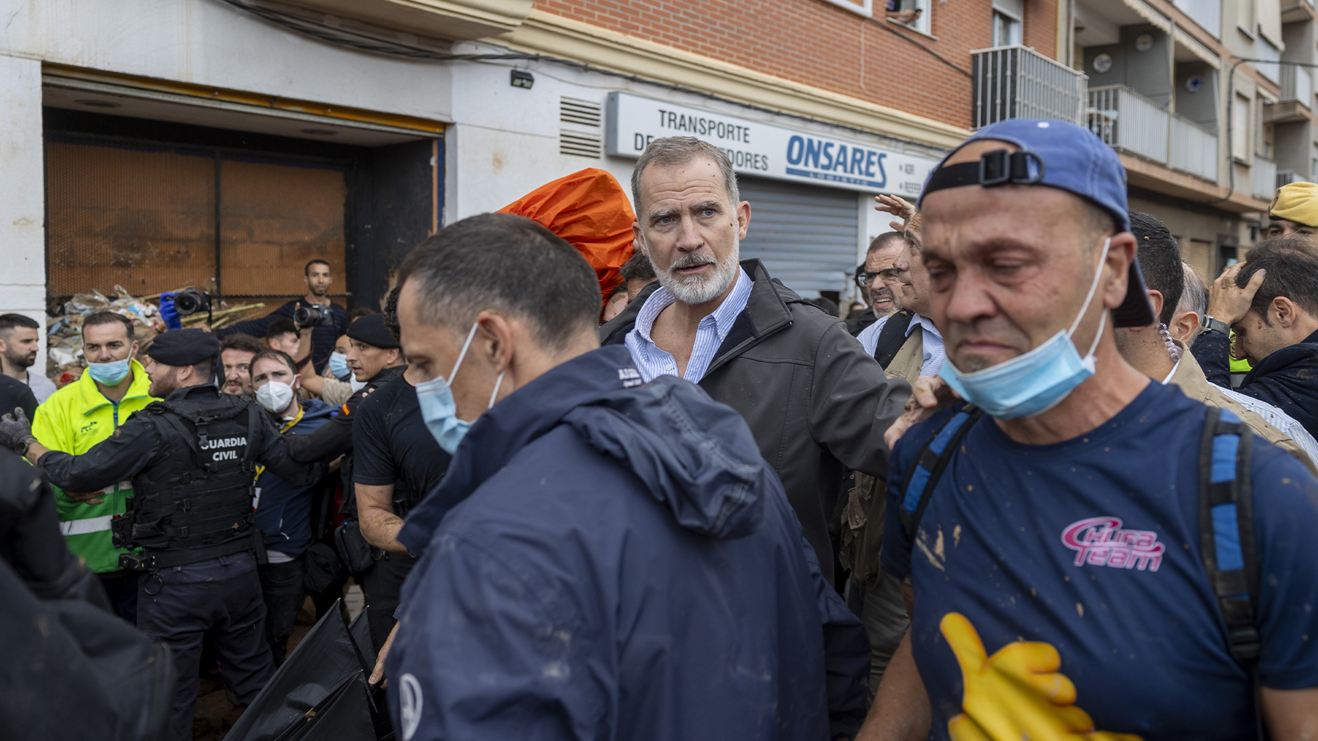 Le roi d’Espagne, Felipe VI, au centre, marche parmi des sinistrés espagnols en colère à Paiporta, près de Valence, le dimanche 3 novembre 2024. 