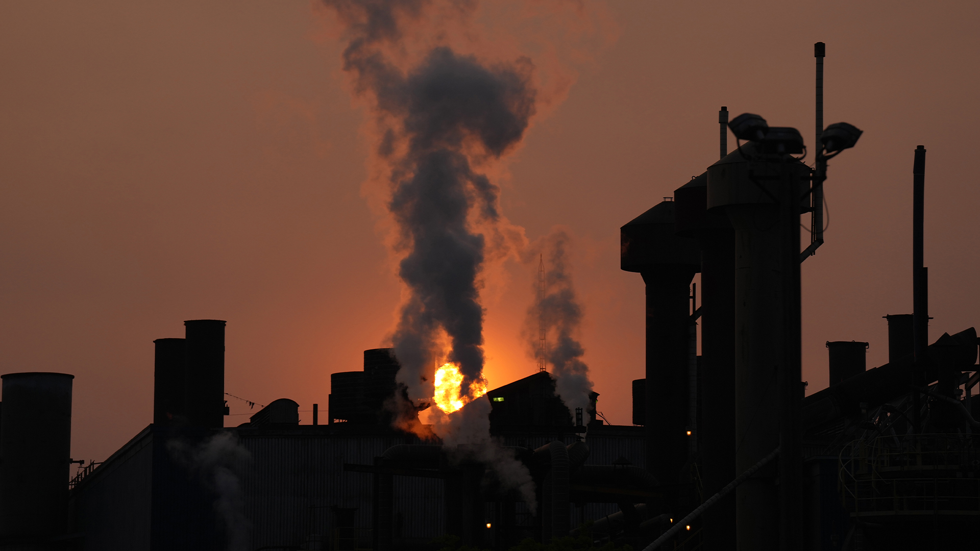 De la fumée provenant d'une aciérie à Hamilton, en Ontario, le mercredi 7 juin 2023. 