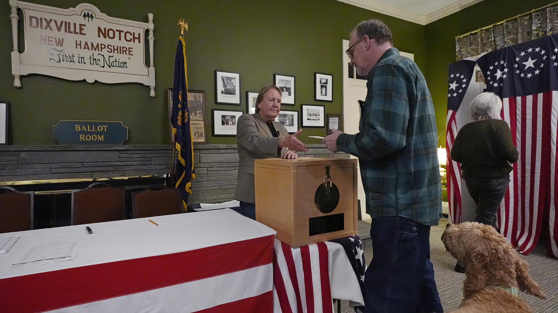 Les électeurs votent le jour des élections, le mardi 5 novembre 2024, à Dixville Notch, dans le New Hampshire.