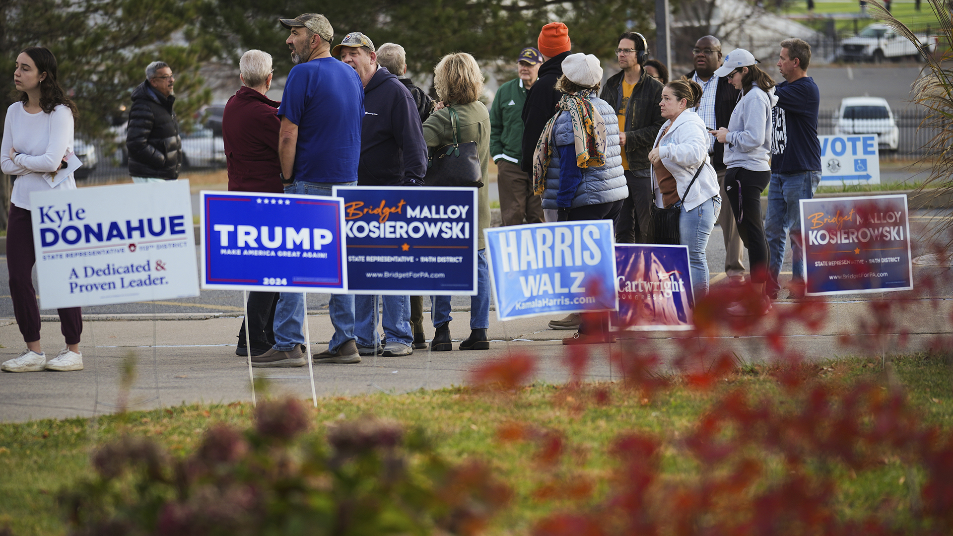 Des électeurs font la file pour voter au collège de Scranton, à Scranton, en Pennsylvanie, le jour des élections, le 5 novembre 2024.