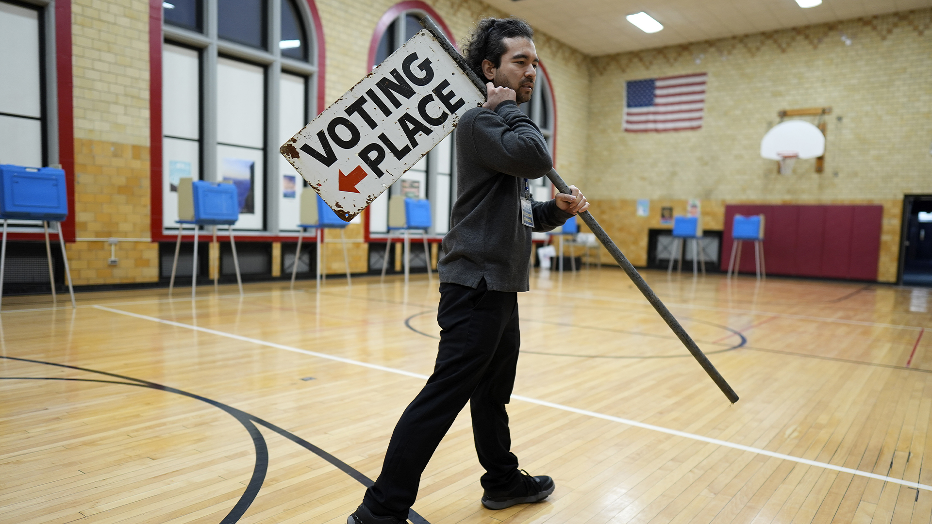 Sean Vander Waal, employé électoral, se prépare à ouvrir un bureau de vote, le 5 novembre 2024, à Dearborn, Michigan.