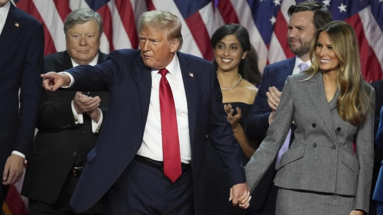 Donald Trump, candidat républicain à la présidence américaine, tient la main de son épouse Melania après s'être adressé à ses partisans au Palm Beach County Convention Center le mercredi 6 novembre 2024, à West Palm Beach, en Floride. 