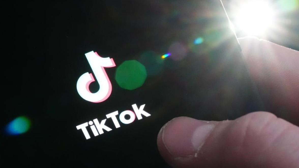 La page de démarrage de TikTok s'affiche sur un iPhone à Ottawa, le lundi 27 février 2023.