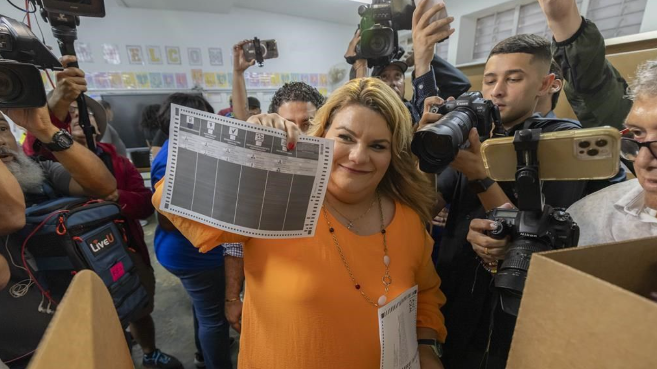 Jenniffer González, candidate du Nouveau Parti progressiste de Porto Rico au poste de gouverneur, montre son bulletin de vote à San Juan le 5 novembre 2024.