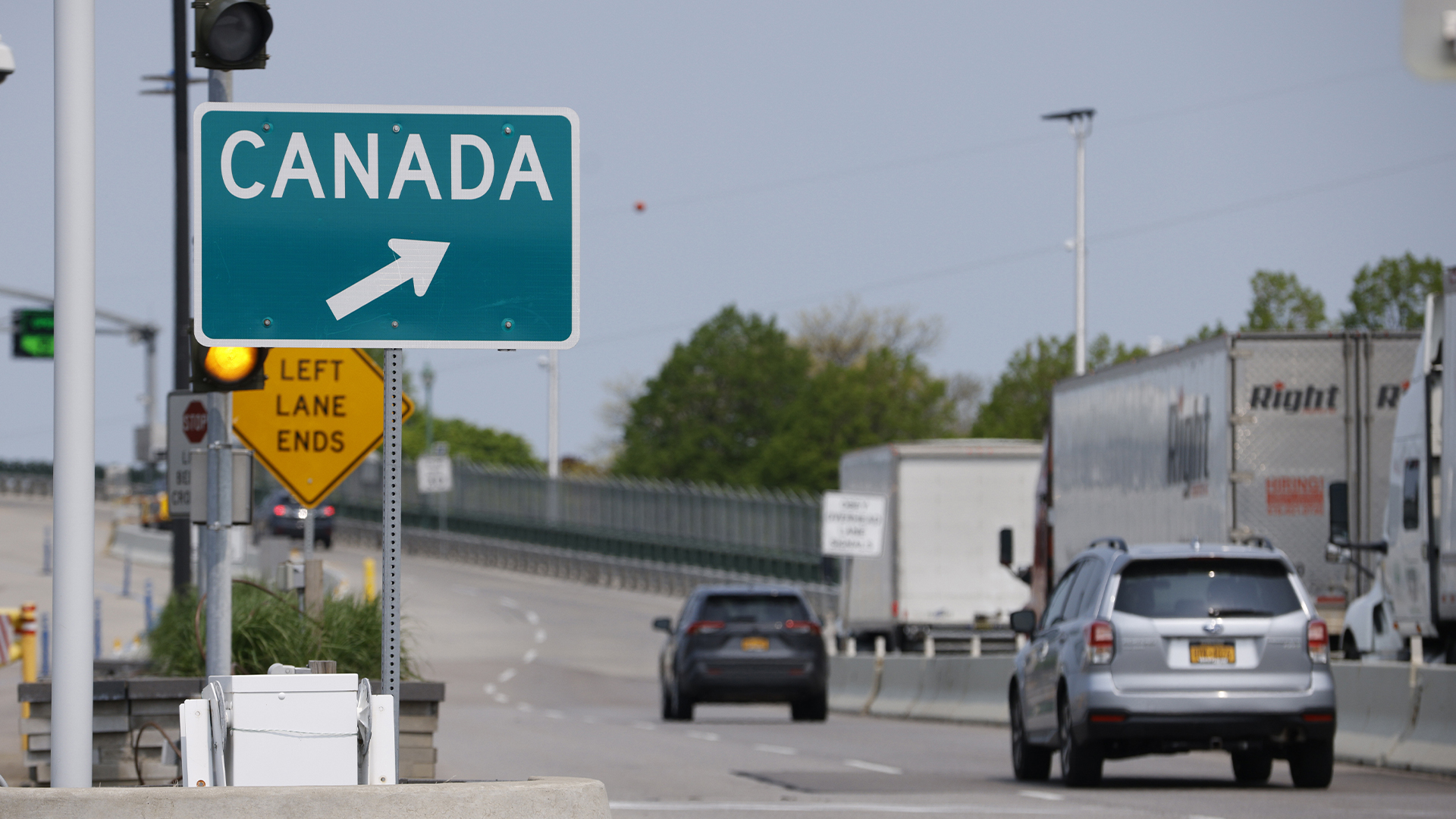 Des automobilistes se dirigent vers le Canada, au port d'entrée du Peace Bridge à Buffalo, dans l'État de New York, le 23 mai 2023.