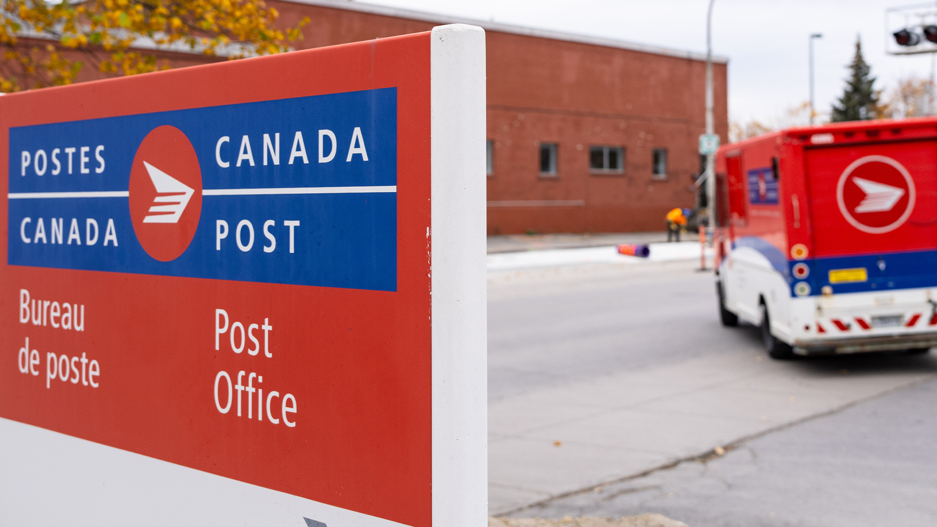 Un camion de livraison de Postes Canada quitte un établissement de la société à Montréal, photographié le 4 novembre 2024 