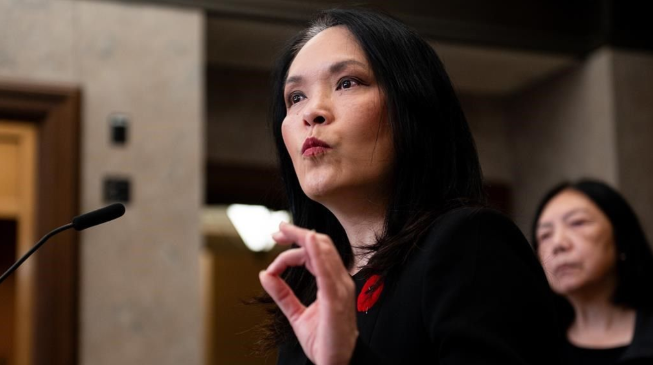 La porte-parole du NPD en matière d'immigration, de réfugiés et de citoyenneté, Jenny Kwan, prononce un discours à la Chambre des communes à Ottawa, le 7 novembre 2024. 