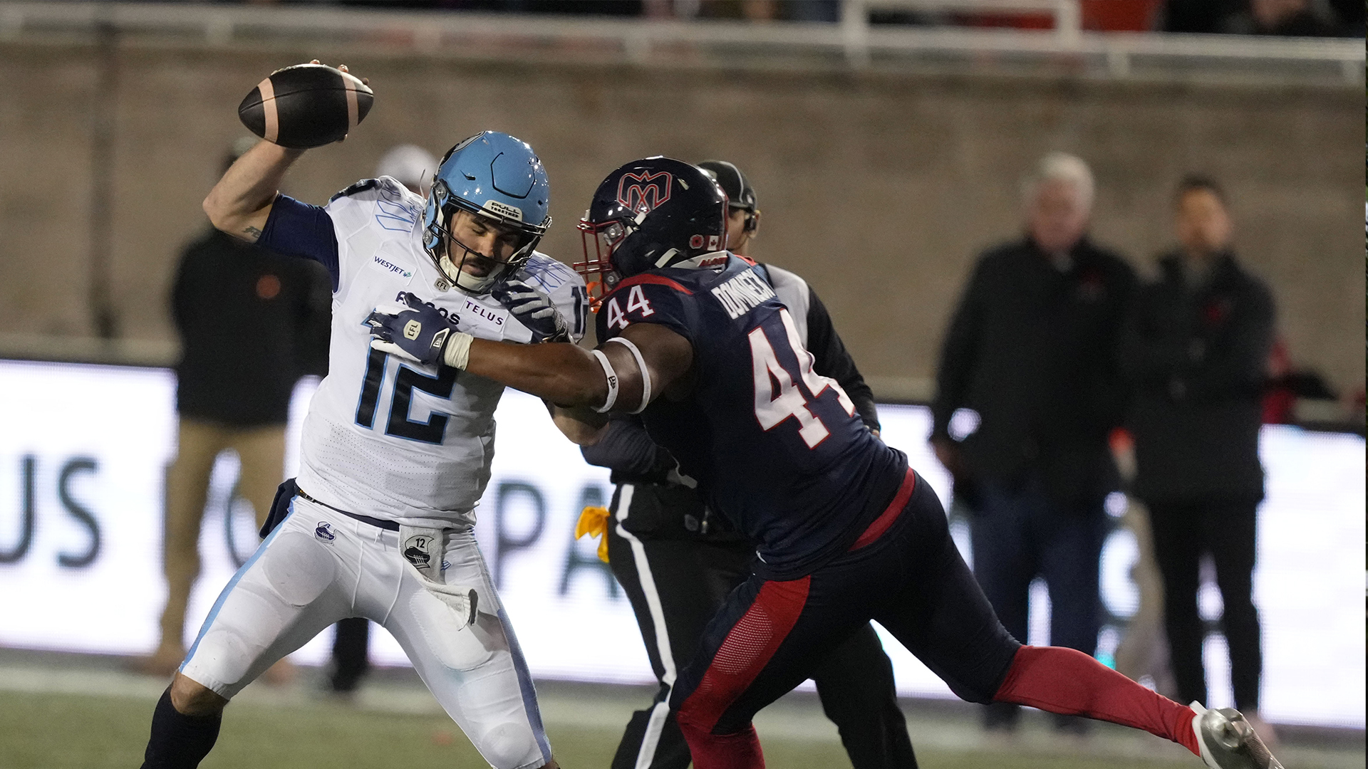 Le quart-arrière des Argonauts de Toronto Chad Kelly (12) est affronté par l'ailier défensif des Alouettes de Montréal Jordan Domineck (44) lors de la finale de football du troisième quart de la Conférence de l'Est de la LCF, le samedi 9 novembre 2024 à Montréal.