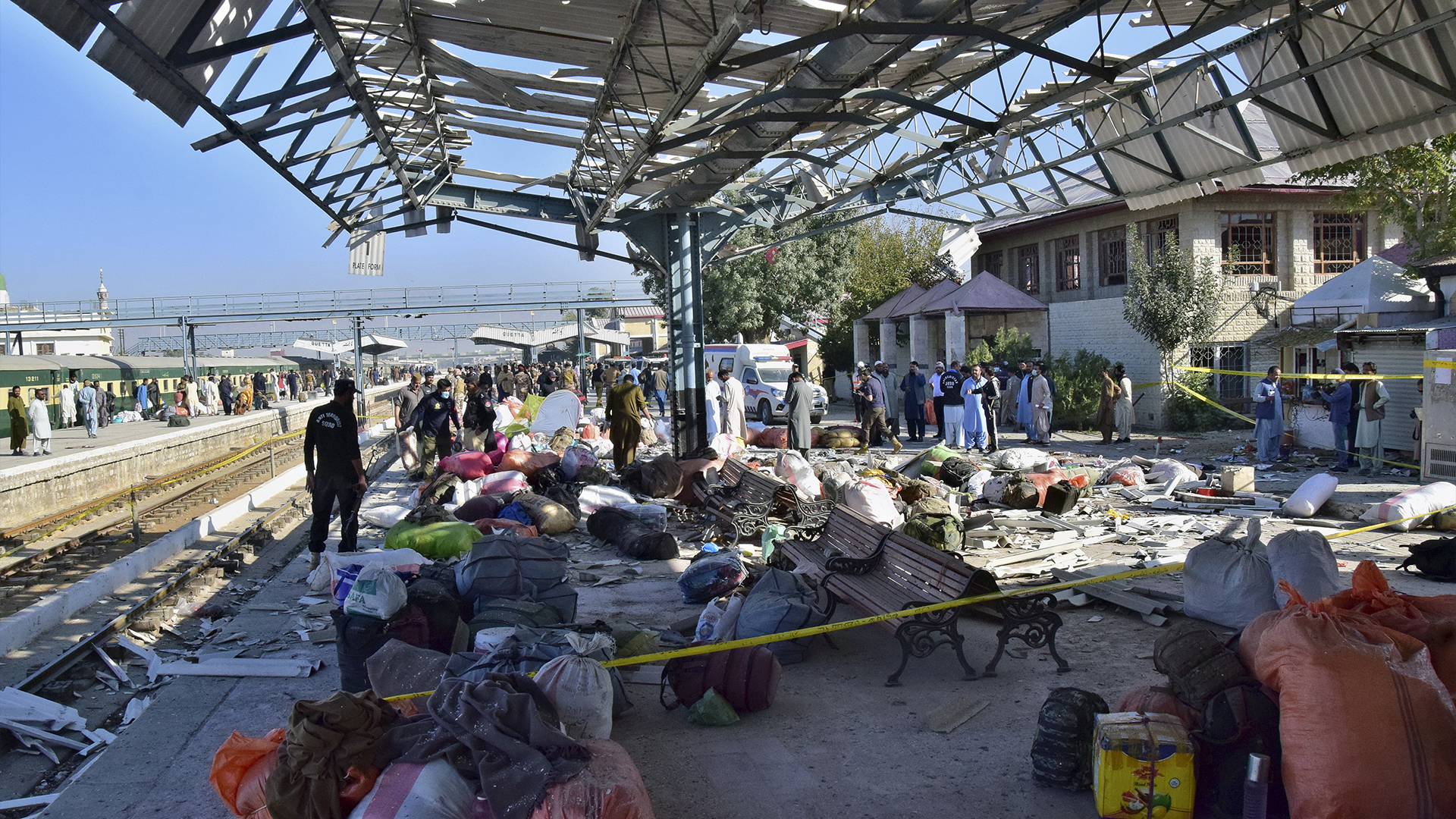 Des agents de sécurité examinent le site de l'explosion d'une bombe à la gare de Quetta, dans le sud-ouest du Pakistan, samedi 9 novembre 2024.