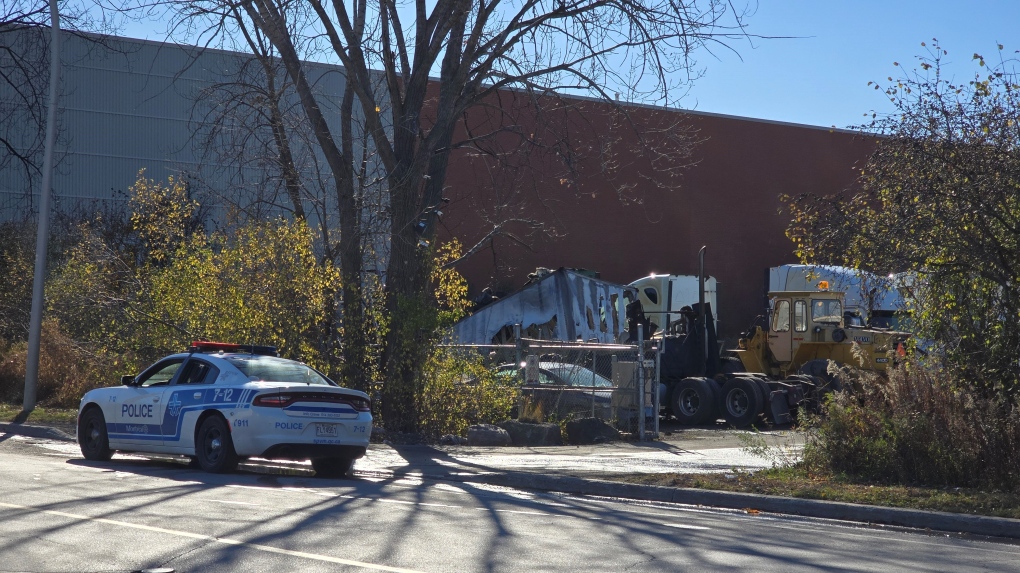 La police mène une enquête après que trois camions ont été incendiés dans un stationnement privé de Saint-Laurent tôt samedi matin.