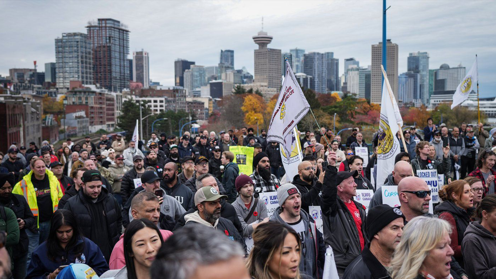 Des travailleurs portuaires de la section 514 de l'International Longshore and Warehouse Union en lock-out et des sympathisants écoutent le chef du NPD, Jagmeet Singh, non représenté sur la photo, prendre la parole lors d'un rassemblement à Vancouver, le vendredi 8 novembre 2024. 