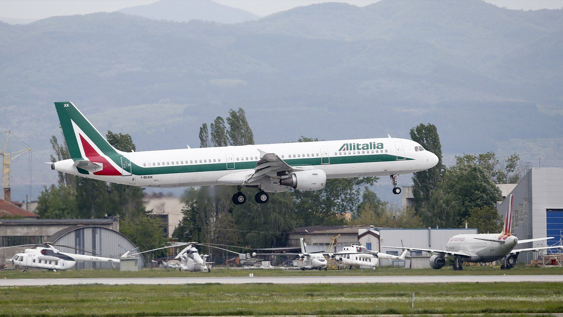 Cette photo d’un avion de la compagnie aérienne Alitalia a été prise à Sofia, en Bulgarie, le 5 mai 2019. 