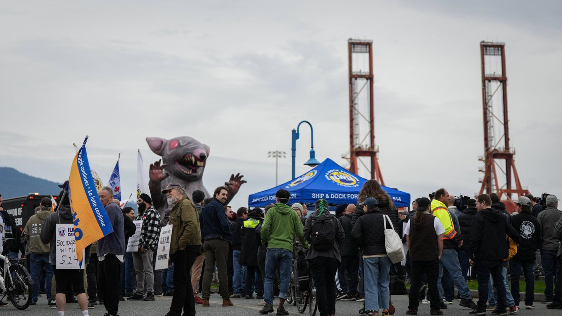 Des travailleurs portuaires membres de la section 514 de l'International Longshore and Warehouse Union en lock-out participent à un rassemblement, le 8 novembre 2024.