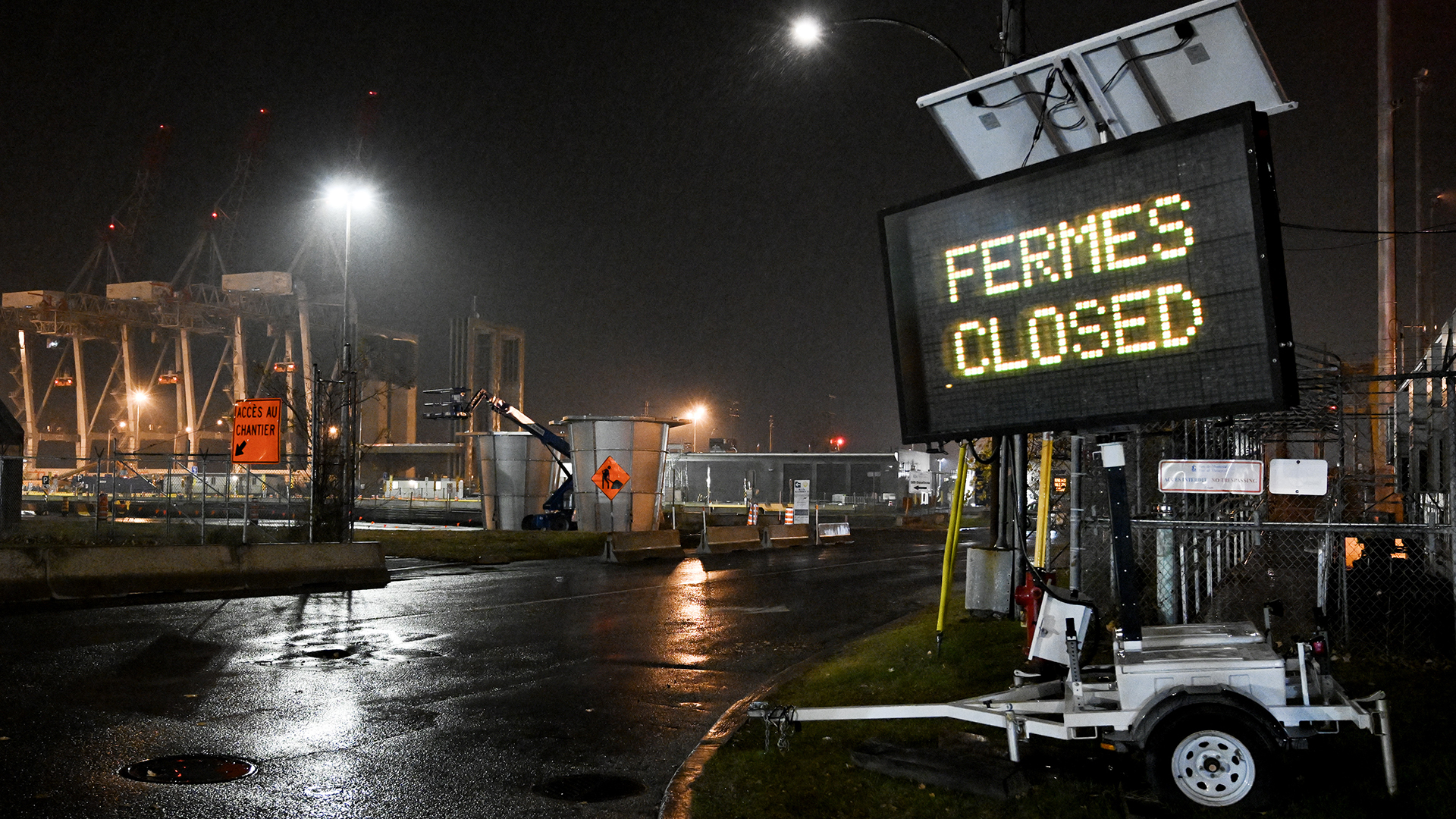 Un panneau indiquant "fermé" est montré à côté de l'entrée d'un terminal au port de Montréal, le 10 novembre 2024.