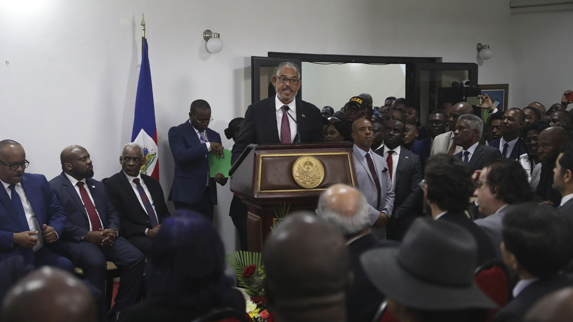 Le nouveau Premier ministre haïtien Alix Didier Fils-Aimé s'adresse à la presse après sa cérémonie de prestation de serment à Port-au-Prince, Haïti, lundi 11 novembre 2024.