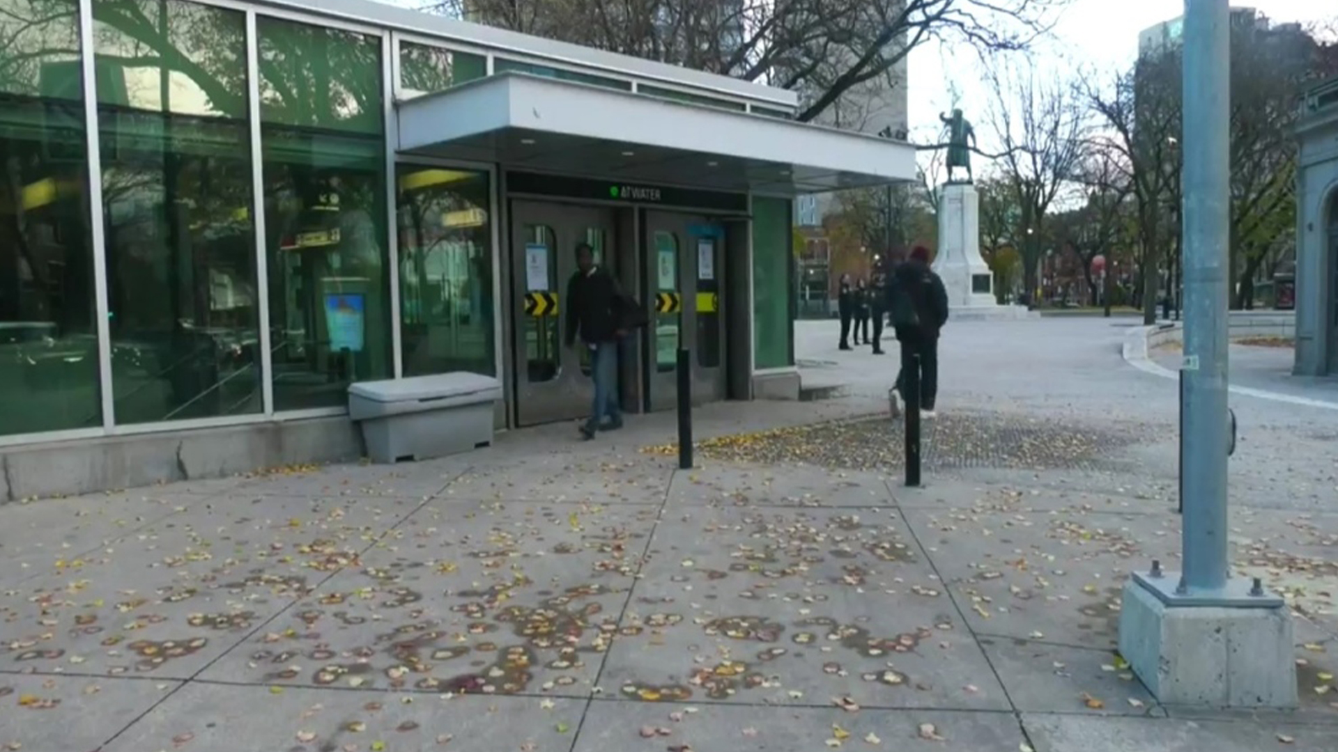 La STM fait face à des critiques quant à sa décision de fermer l'entrée du square Cabot de la station de métro Atwater pour l'hiver.