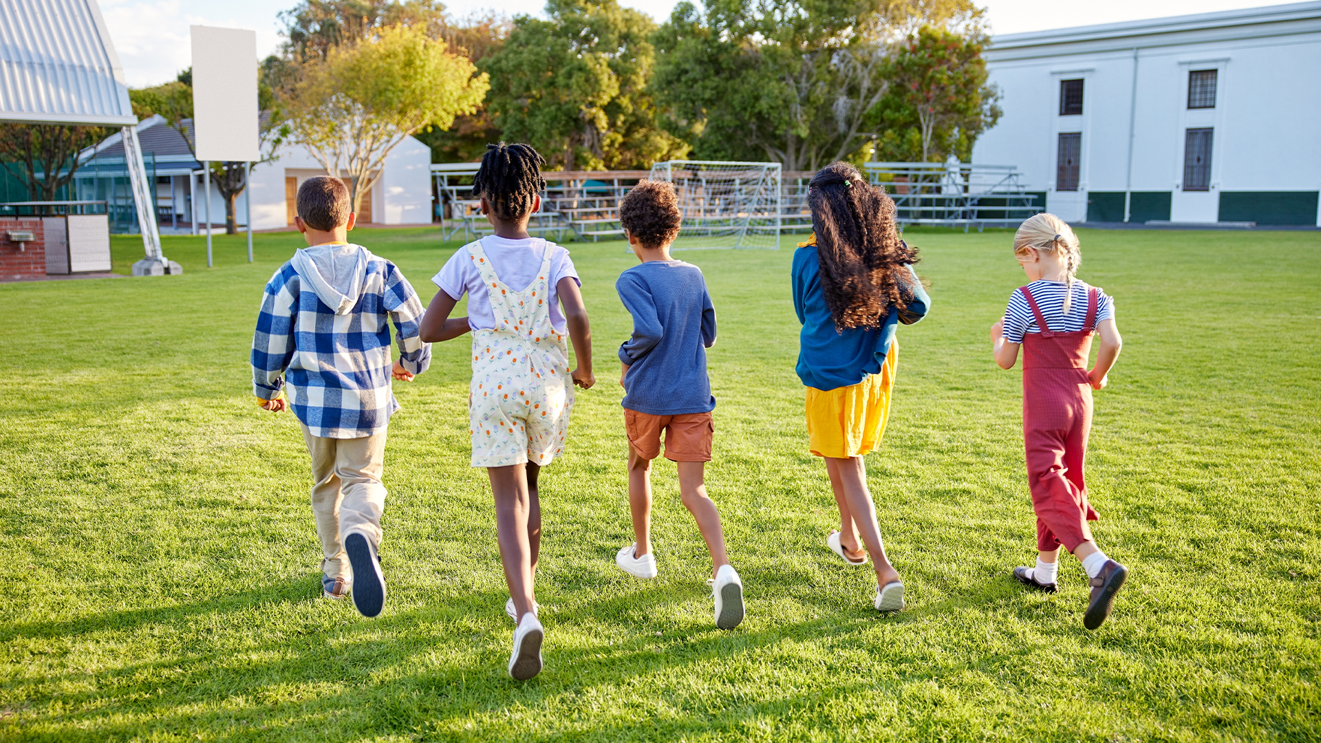 Des enfants courent dans un parc.